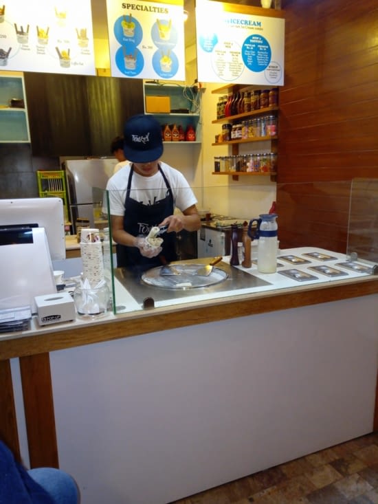 Pokhara propose un tas de donnes choses à manger, ici glace réalisée à la plancha givrée