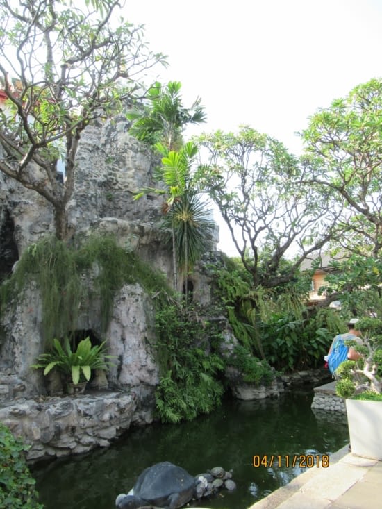 Visite du temple Wat Prayoon et son bassin avec "montagne" sacrée