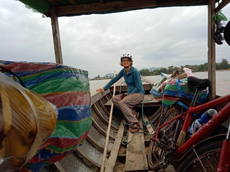On prend le bac, plutôt la barque, avec les vélos et tout notre barda, direction Don Det