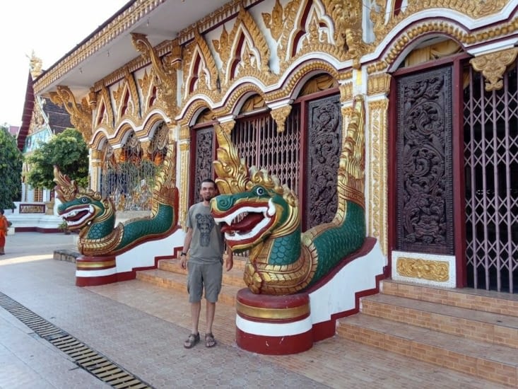 Visite d'un temple adossé à un monastère