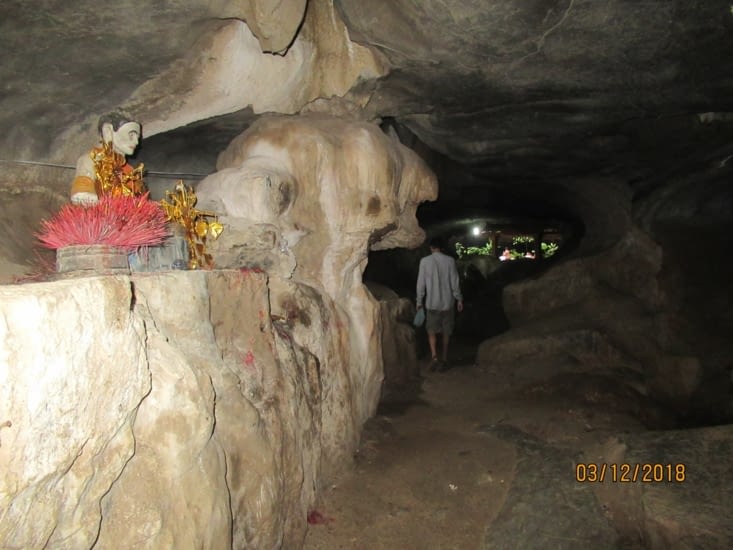 A Kampong Trach, on visite une grotte,