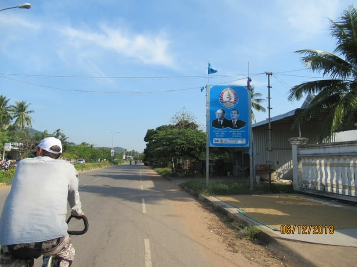 Ce panneau publicitaire pour le parti en place....tous les 200 mètres t'y as droit,