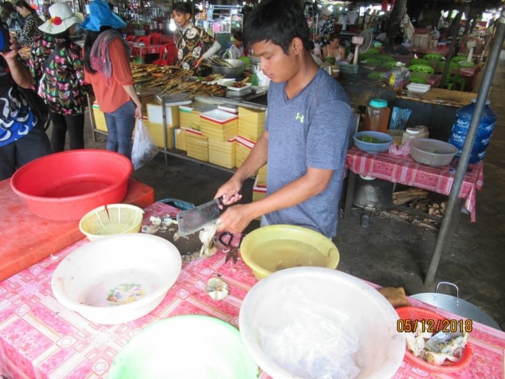 On demande à un cuistot de nous préparer ça au délicieux poivre de Kampot