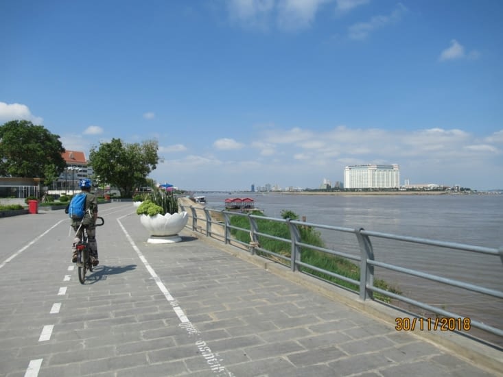 Promenade au bord de la rivière Tonlé Sap