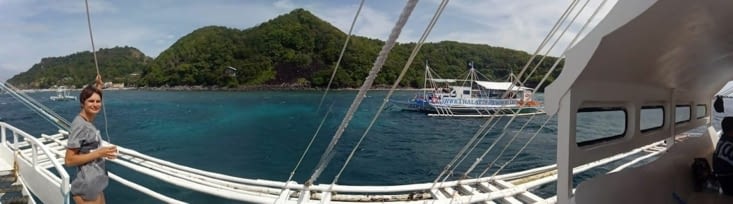 Pause café entre deux scéances de snorkeling, devant l'île d'Apo