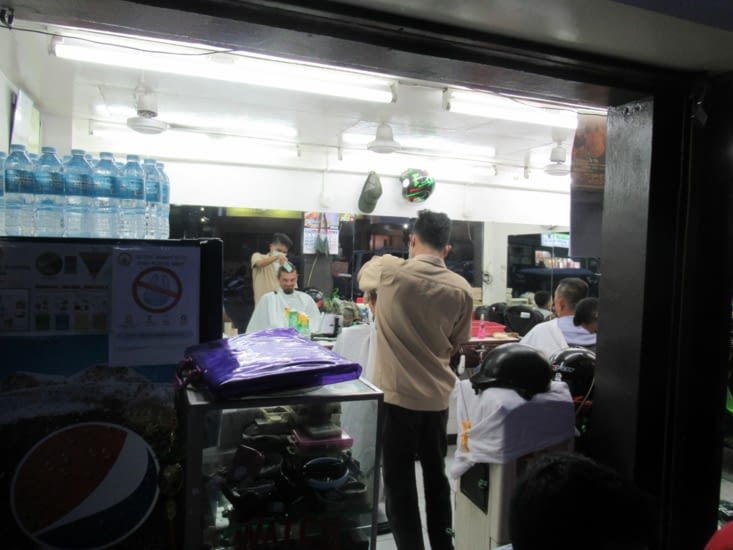 Une petite coupe de cheveux au même marché
