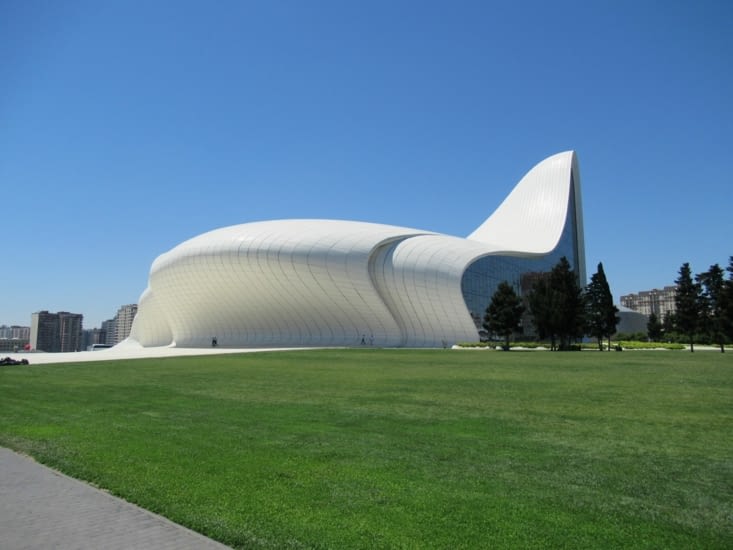 Bakou - Centre Heydar Aliyev par l'architecte Irakienne Zaha Hadid