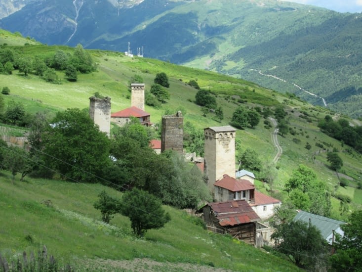 Village médiéval avec ses koshkis, tours de défense en pierre du IXème siècle,