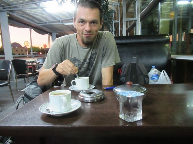 Arrivée très tôt à Kayseri par bus de nuit. Un café turc s'impose !