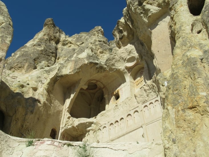 Reste d'une église...il y en pas mal sur le site