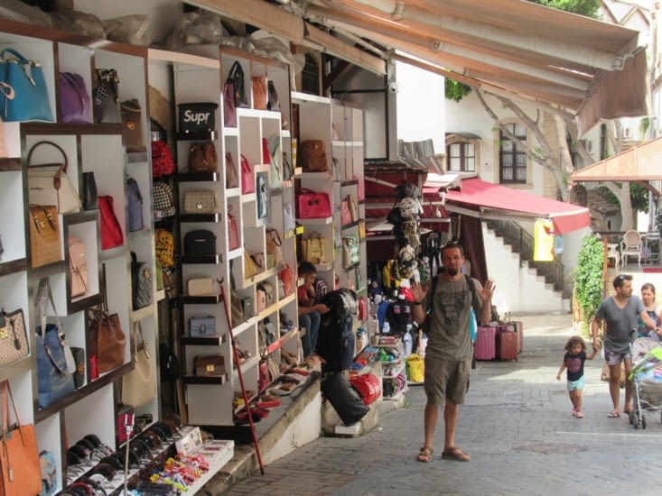 Vieille ville d'Antalya - quartier pour touristes avec tout ce qui bouge à vendre...