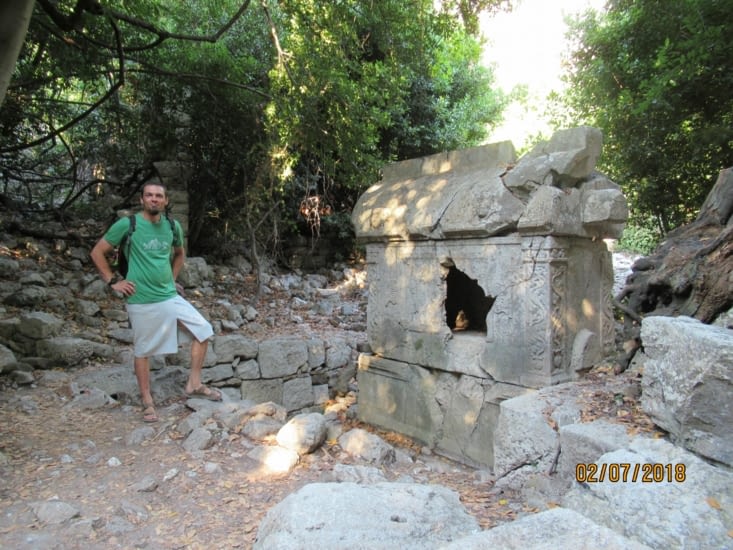Visite des ruines après la baignade - sarcophage