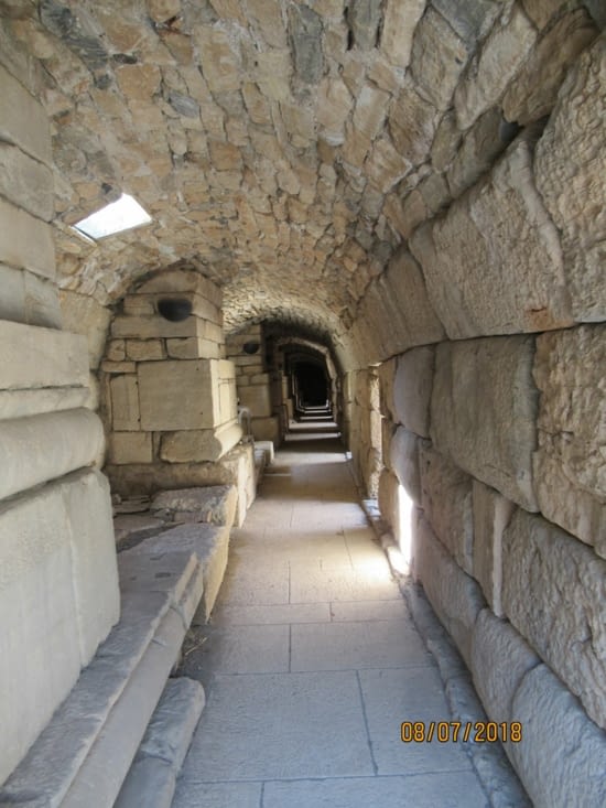 Accès à la scène du théâtre, partie bien restaurée de l'ouvrage