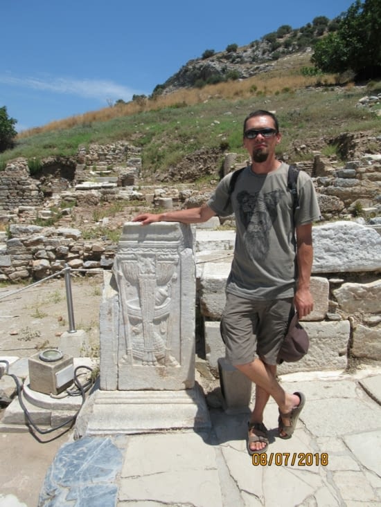 Ben pose devant le sigle de l'ordre des pharmaciens