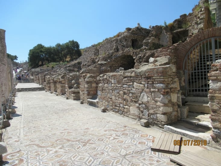 Mosaîque d'origine, devant le quartier des marchands