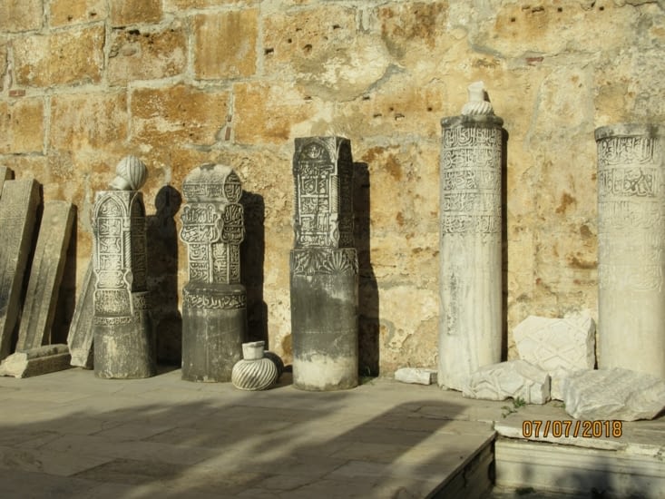 Restes de colonnes en pierre sculptées dans la cour de la mosquée