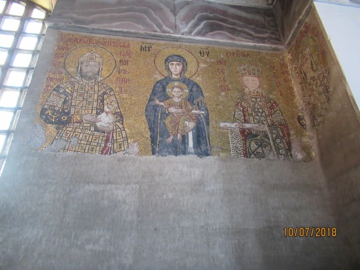 Autre mosaîque, représentant Marie tenant Jésus encadrée de donateurs de la basilique