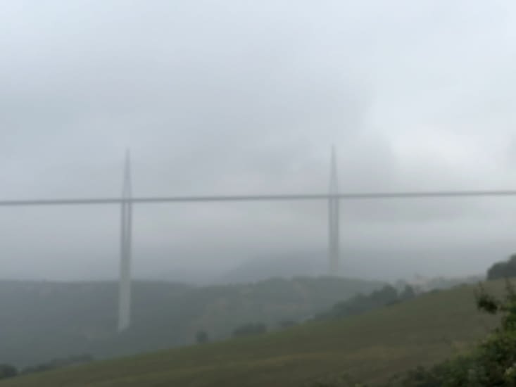 Viaduc de Millau dans le brouillard