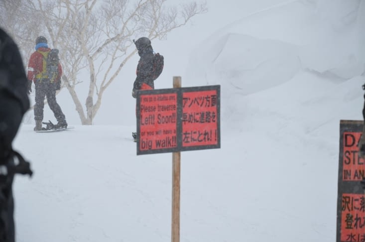 On est du genre à prendre les panneaux en photo, mais surtout pas à les lire. Donc oui on a du remonter à pied, et oui ca nous a grillé les cuisses pour la journée. Champions !