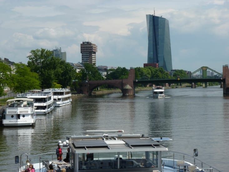 La Main avec au loin notre chère banque Européenne :)