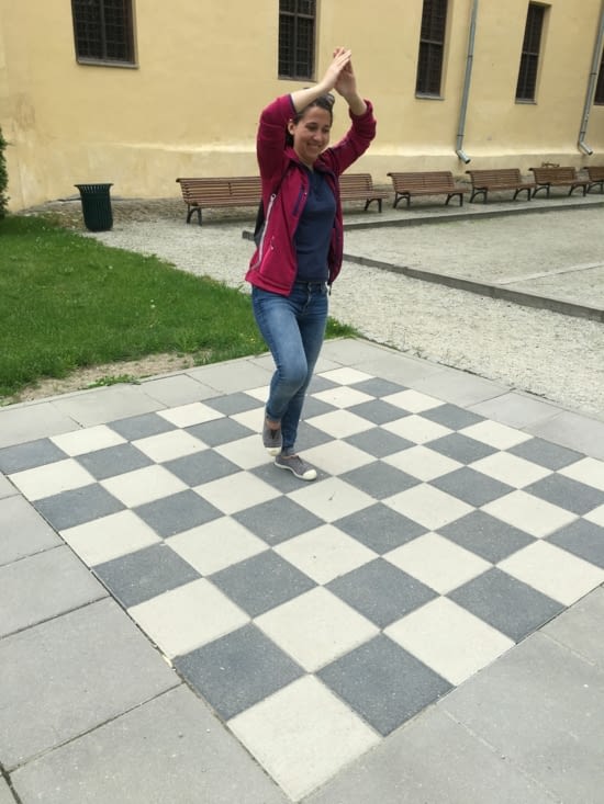 Chloé fait la reine dans le parc Bernardine