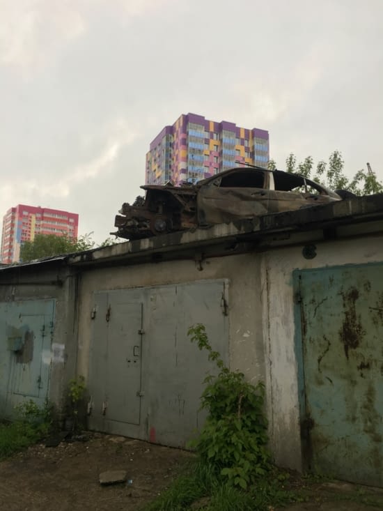 Pas mal cette voiture.. Mais comment est elle arrivée ici?