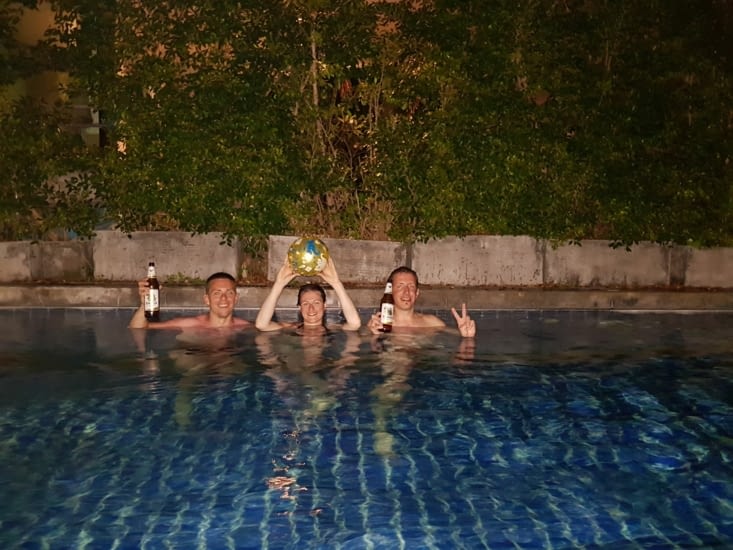 Piscine en soirée avec notre nouveau ballon