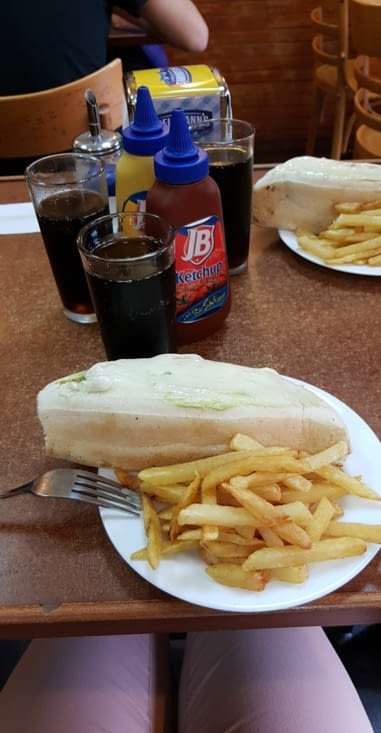 Completo,pain,saucisse,avocat,mayonnaise