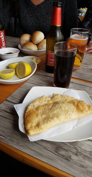 Spécialité culinaire, un empanadas (une pate frit avec une garniture au choix)