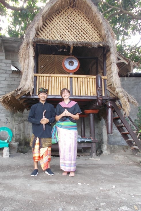 Essayage de la tenue traditionelle de Lombok