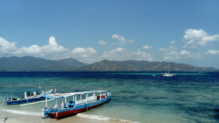 Plage donnant vue sur l'île de Lombok