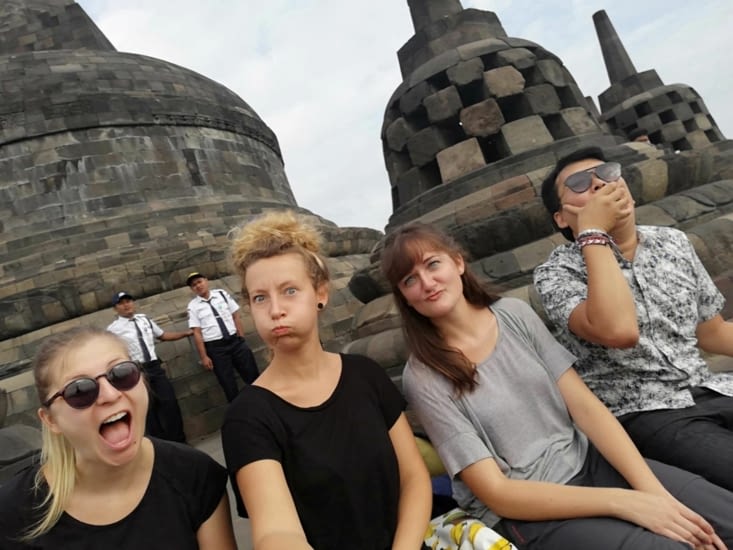 Laura, Julia et Joshua au temple de Borobudur