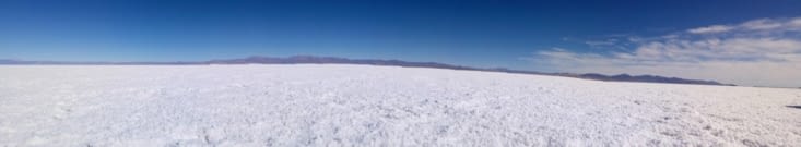 Allongée dans le désert