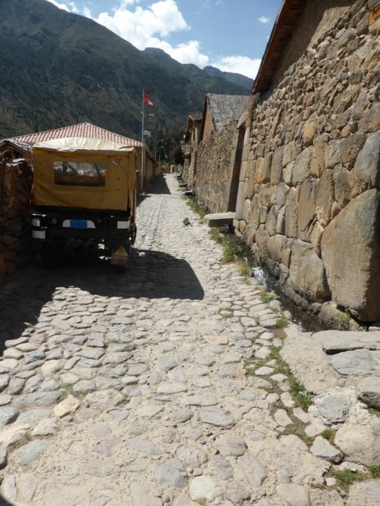ruelle d'ollantaytambo avec des fondations Inca
