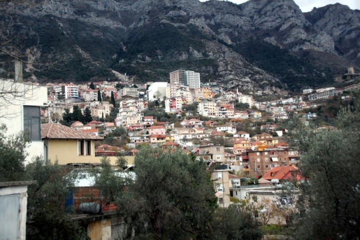 La petite ville de Kruja accrochée à la montagne on ne sait comment…