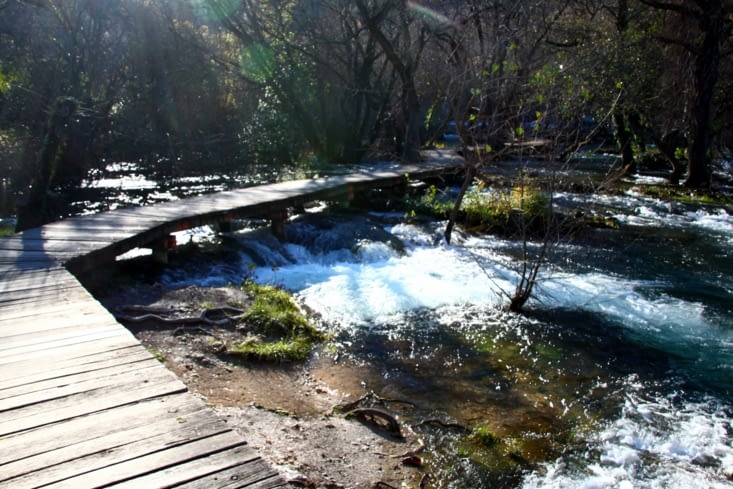 Dans le parc national de Krka, de jolies passerelles serpentent à travers les rapides...