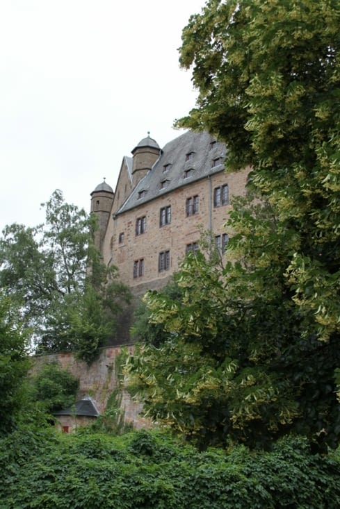 Parmi les sources d'inspiration des Frères Grimm, le château de Marburg, ...