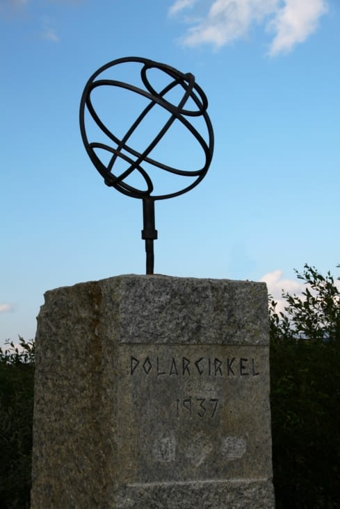 La photo type du passage du cercle polaire : 66°33’ N.