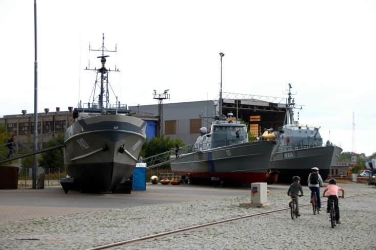 Des bâteaux réformés de la marine estonienne sont exposés sur les quais.