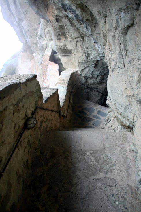 Aujourd'hui, pour y accéder, on gravit des escaliers taillés dans la roche.