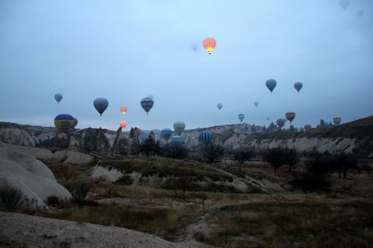C'est une tradition ici de s'envoler en montgolfière pour assister au lever du soleil.