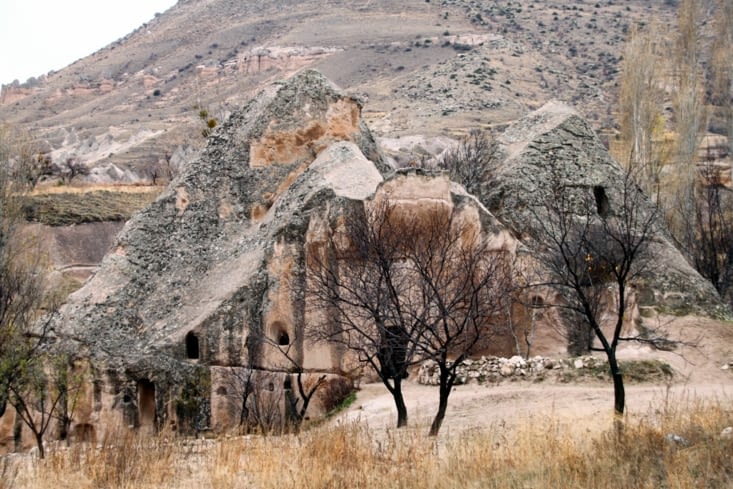 Dès l'antiquité, des villages entiers ont été creusés dans la roche.