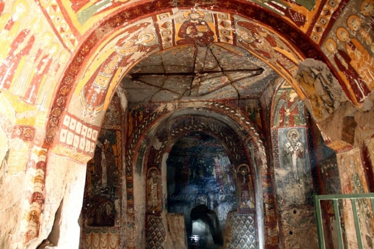 Autre curiosité de la région : les centaines d'églises rupestres, elles aussi troglodytes.