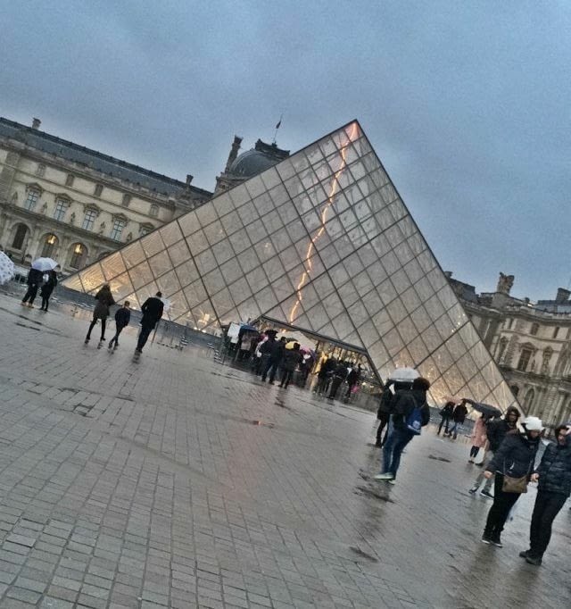 Pyramide en verre du Louvre