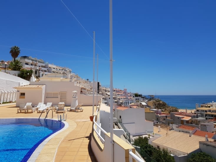 Piscine de la résidence, vue mer