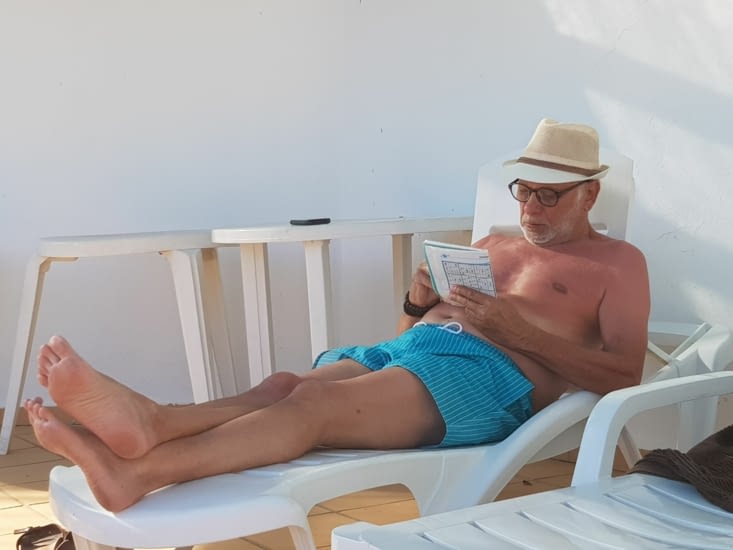 Guy à la piscine, journée cool.