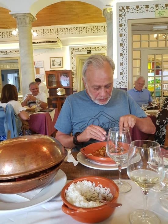 Restaurant Concert Fado à l'Atrium. Nous prenons un cataplana aux poissons et crevettes.