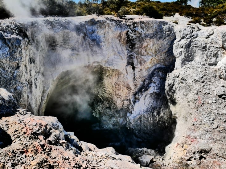 Cratère de partout, sol instable