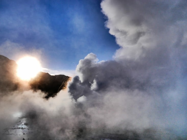 Le soleil passe les montagnes