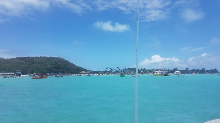 Arrivée sur Matira, eau plus que turquoise et bâteaux en folie